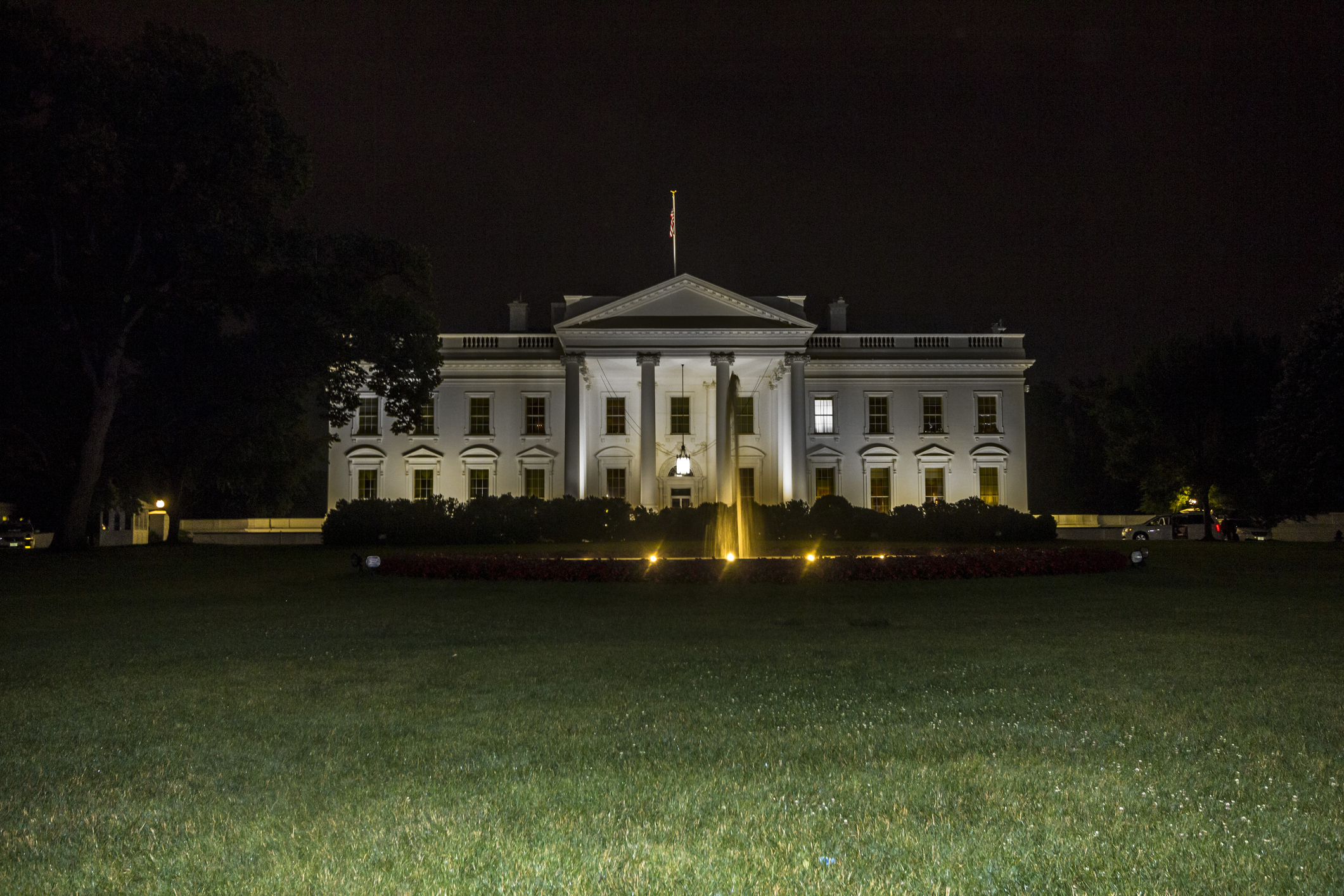 The White house in Washington at night