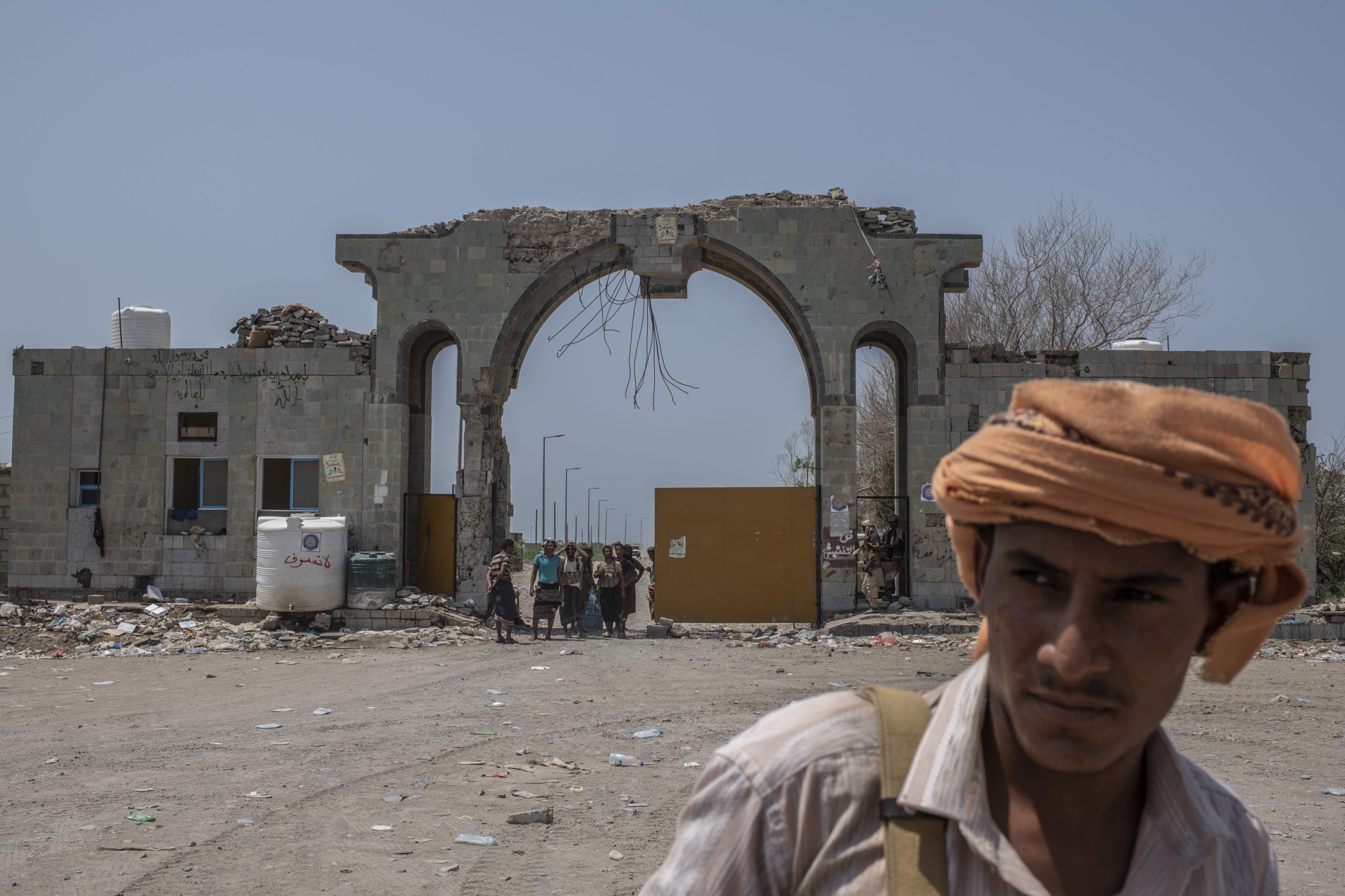 AL-HIMAH, YEMEN - SEPTEMBER 22: Fighters with the Tariq Salah Forces, a militia aligned with Yemen's Saudi-led coalition-backed government, man an outpost a few kilometers from the frontline on September 22, 2018 in Al-Himah, Yemen. A coalition military campaign has moved west along Yemen's coast toward Hodeidah, where increasingly bloody battles have killed hundreds since June, putting the country's fragile food supply at risk. (Photo by Andrew Renneisen/Getty Images)
