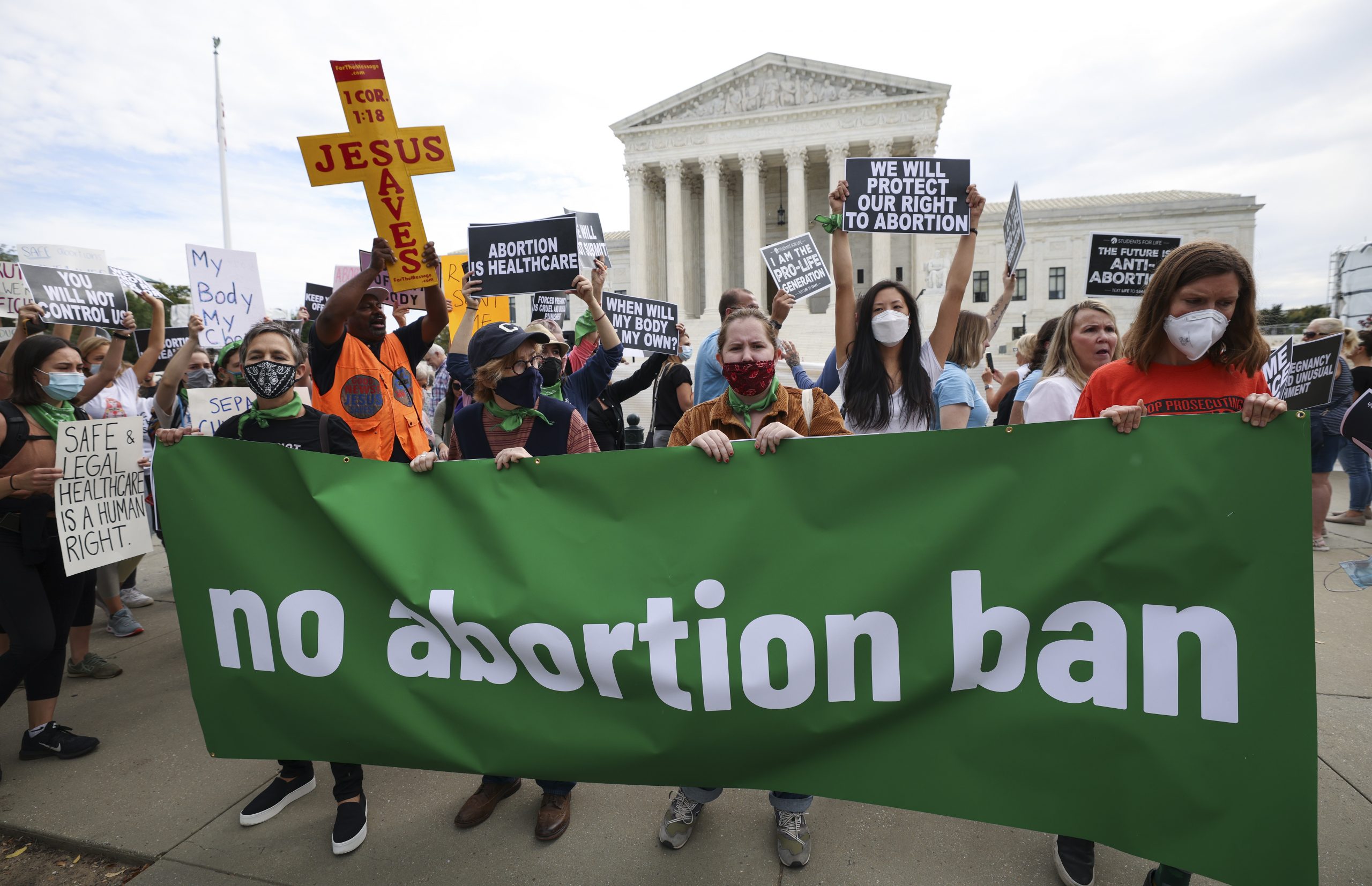 WASHINGTON, DC - OCTOBER 04: Pro-choice and anti-abortion activists protest alongside each other during a demonstration outside of the Supreme Court on October 04, 2021 in Washington, DC. The Supreme Court's new term, which started today is expected to take up contentious issues including an abortion rights case that is a direct challenge to Roe v. Wade. (Photo by Kevin Dietsch/Getty Images)