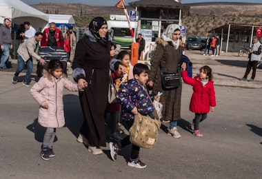 CILVEGOZU, TURKEY - DECEMBER 13: Syrian families living in Turkey walk towards the Cilvegozu border gate to cross into Syria after after Syrian rebels ousted President Bashar al-Assad on December 13, 2024 in Cilvegozu, Turkey. The fall of the Assad regime last week has prompted many Syrians in neighboring Turkey to try to reenter their home country. Turkey hosts a population of more than 3 million Syrian refugees, according to UNHCR statistics. (Photo by Burak Kara/Getty Images)